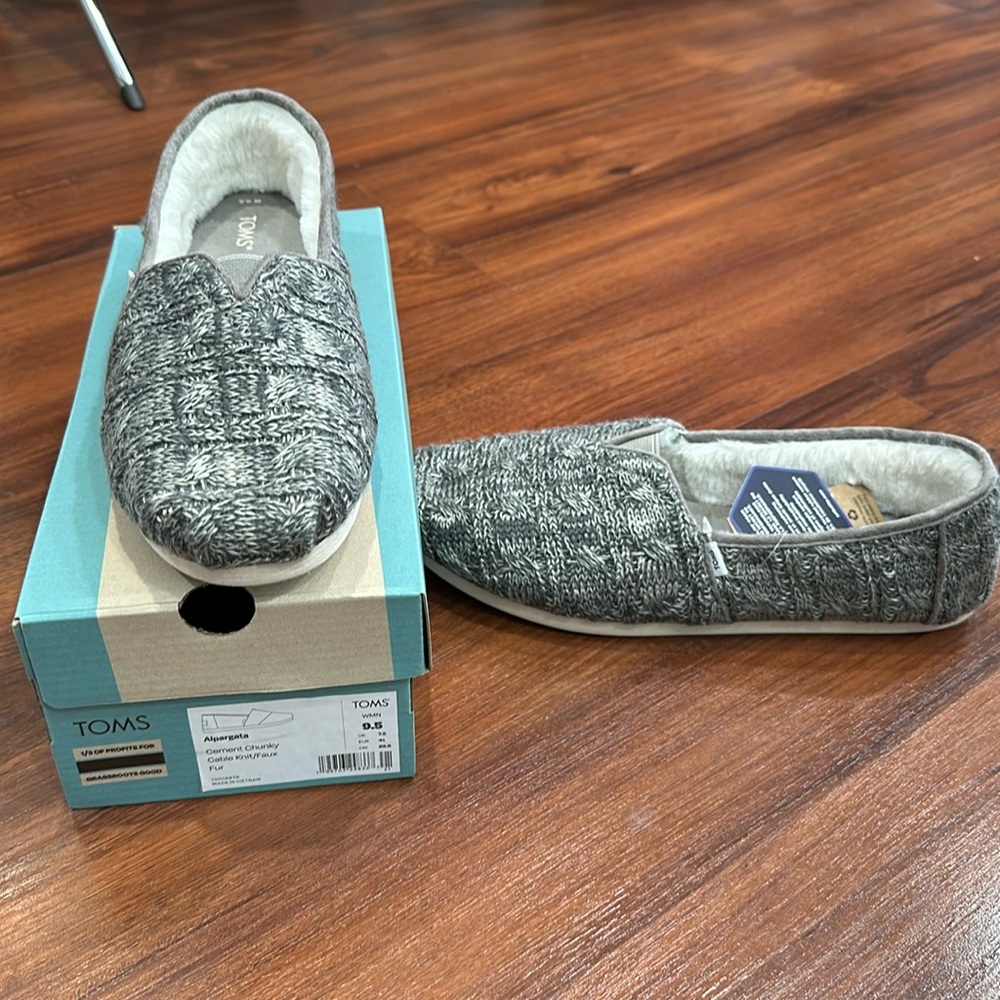 New w/tags Tom’s Alpargata Cement Chunky Cable Knit/Faux Fur, woman size US 9.5
